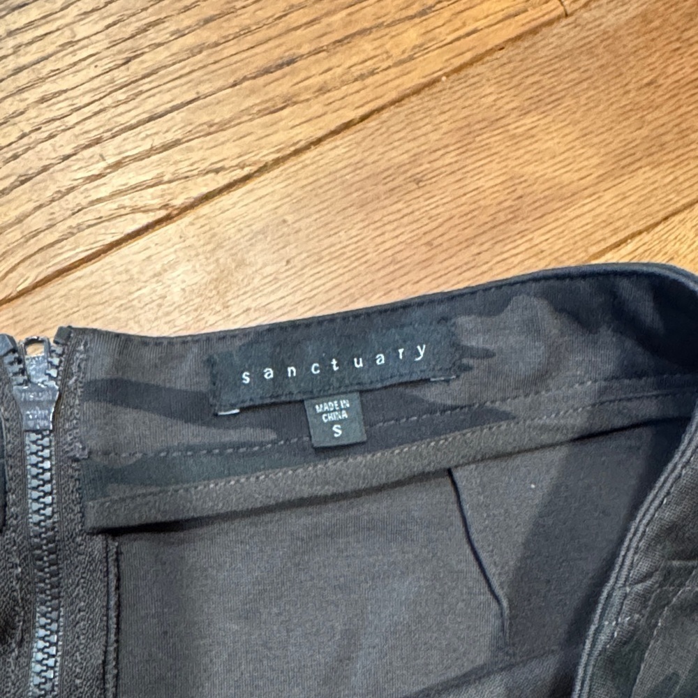 Sanctuary Black Camo Mini Skirt Size Small Utility Zip Back - Picture 2 of 2